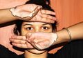 (Foto) Warna Kulitnya ‘Hilang’, Gadis Ini Jadikan Kulitnya Sendiri Sebagai Kanvas. Hasilnya Sangat Indah