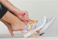 Berhentilah Menggunakan Sneakers Tanpa Kaus Kaki! Itu Bisa Merusak Kakimu