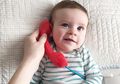 Kenapa Kita Cenderung Menerima Telepon Dengan Telinga Kanan? Ternyata Ini Rahasianya