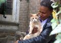 Wanita Ini Melawan Penyakit Komplikasi dengan Menjadi Ibu 80 Kucing Jalanan
