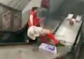 (VIDEO) Ngilu! Remaja Ini Terekam Terlempar dari Eskalator, Organ Intimnya Turut Jadi Korban