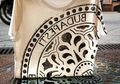 Kreatif! Seniman Ini Mencetak T-shirt Dengan Gambar Tutup Lubang Got di Berbagai Kota di Eropa