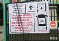 Pasang Spanduk Sindiran untuk Tetangga yang Suka Parkir di Jalan Umum, Foto Ini Viral