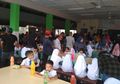 Kasihan, Bocah Ini Terpaksa Makan Sambil Jongkok di Lantai Gara-gara Kursi dan Meja di Kantin Sekolah Dikuasai Para Emak