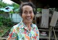 Inspiratif! Setiap Hari, Nenek Ini Sapu Jalanan Sejauh 1 Km dan Melakukannya Tanpa Dibayar Sepeser Pun