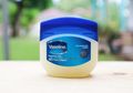 Bukan Cuma Lembapkan Kulit, Vaseline Juga Punya 10 Manfaat Lain, Termasuk Hilangkan Noda Lipstik pada Pakaian