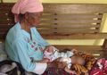 Nenek Jual Jarik Demi Belikan Susu Cicitnya yang Tak Pernah Diberi ASI bahkan Ingin Dibuang oleh Ibunya