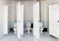 (Video) Bukan Menunggu di Depan Pintu Toilet, Inilah Cara Antre yang Benar di Toilet Umum!