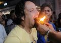 Fire Paan, Jajanan Ekstrim di India yang Disuapkan Langsung ke Mulut Kita dengan Api Menyala, Mau Coba?