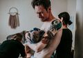 (Foto) 10 Momen mengharukan Saat Para Ayah Menemani Istrinya Melahirkan Buah Hatinya Lahir ke Dunia