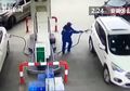 (Video) Kejadian Ini Menjadi Alasan Mengapa Pipa Bensin Harus Benar-benar Sudah Lepas dari Mobil Usai Mengisi Bahan Bakar