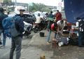 Seorang Polisi di Bogor Terkapar Setelah Kepalanya Dihantam Balok oleh Pemotor yang Ditilangnya