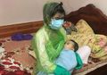Sedang Sakit Cacar dan Tak Ingin Anaknya Tertular, Lihat Cara Cerdas Ibu Ini Menyusui Bayinya!