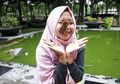 (Video) Hi, Gadis Ini Punya Hobi Main dengan Ulat Bulu Hingga Ditaruh di Muka, Tidak Gatal?