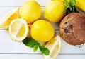 Inilah yang Terjadi Jika Rutin Mengoleskan Campuran Minyak Kelapa dan Lemon pada Rambut Anda