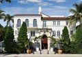 Dari Luar Terlihat Sederhana, Begini Bagian Dalam Rumah Desainer Versace Ini. Mewah Banget!