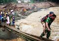 Keren! Foto-foto Ini Buktikan Bahwa Para Tentara Juga Punya Selera Humor dan Berhati Lembut