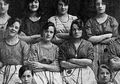 Perhatikan dengan Saksama, Ada Tangan Misterius dalam Foto Buruh Perempuan Bertahun 1900 Ini