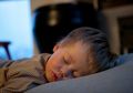 Anak Tidur Sambil Berjalan, Bahayakah?