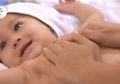 Agar Kulit Bayi Tetap Lembut, Hindari Area Ini Saat Menaburkan Bedak