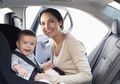 Ajak Bayi Jalan-Jalan, Ini Manfaatnya yang Tak Terduga!
