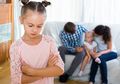 8 Cara Memuji Anak tanpa Membuat Saudara Kandung Cemburu
