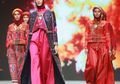 Kain Ulos Sumatra Utara untuk Busana Muslimah Lebaran Warna Merah