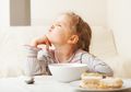 Hari Ini Anak Jadi Susah Makan? Para Orang Tua Wajib Tahu Penyebabnya, Mungkin Ini Salah Satunya