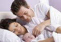 Tips Bercinta Ketika Suami Istri Tidur Satu Kamar dengan Bayi