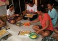Melongok Usaha Kue Lebaran