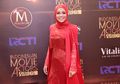 Dewi Sandra Tak Percaya Diri Pakai Warna Merah