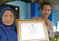 Tiga Anaknya Jadi Sarjana, Tukang Becak dan Penjual Buah Ini Terima Penghargaan