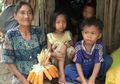 Kisah Nenek yang Huni Gubuk di Tengah Hutan Sambil Mendidik Sang Cucu
