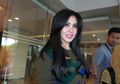 Gaya Berpakaian Syahrini Saat Renang Bikin Salah Fokus! Netizen: Salut..