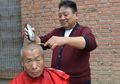Kisah Tukang Cukur Rambut Tak Pernah Naikkan Tarif Selama 25 Tahun
