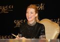 3 Cara Agar Parfum Tahan Lama ala Artis Hollywood Blake Lively