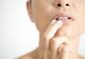 Bibir Menghitam Karena Sering Terpapar Matahari? Hilangkan dengan 5 Cara Berikut