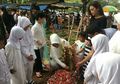 Julia Perez Ultah, Ibunda Datang ke Makam Sambil Menangis dan Peluk Nisan
