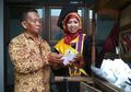 Bangga Anaknya Cum Laude, Tukang Sate Tawarkan Makan Gratis di Area Wisuda