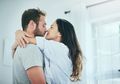 6 Fantasi Bercinta yang Paling Sering Dibayangkan oleh Pasangan, Pernah Berfantasi yang Nomor Berapa?