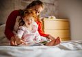 Ini Dia 5 Manfaat yang Menakjubkan Mendongeng Pada Anak Jelang Tidur, Cobalah Malam Ini!