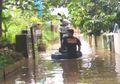 Kawasan Pancoran Mulai Tergenang Banjir Setinggi Pinggang, Sebagian Warga Cawang Sibuk Bikin Alat Ini