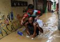 Mulai dari Terpeleset dari Perahu Hingga Menggendong Istri, Ini Dia Kisah Menarik di Balik Musibah Banjir Jakarta