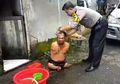 Seorang Polisi Bawa Pulang Penyandang Disabilitas ke Rumah, Aksi Selanjutnya Bikin Haru!