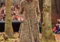 Keren! Bertema Musim Gugur, Rumah Mode Ternama Ini Gelar Fashion Show di Hutan