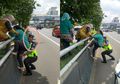 Perjuangan Polisi Bantu 3 Emak-Emak Panjat Pembatas Jalan Tol di Siang Bolong, Wajahnya Sampai Merah Loh!