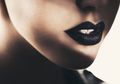 Bukan Merah, Kini Lipstik Hitam Sedang Populer loh, Berani Coba?