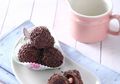 Membuat Bola-Bola Biskuit Cokelat Untuk Si Kecil