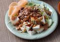 Hadirkan Suasana Kampung Halaman dengan Sarapan Sepiring Kupat Tahu
