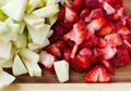 Ingin Memutihkan Gigi Secara Alami? Manfaatkan Khasiat Buah dan Sayur Ini!